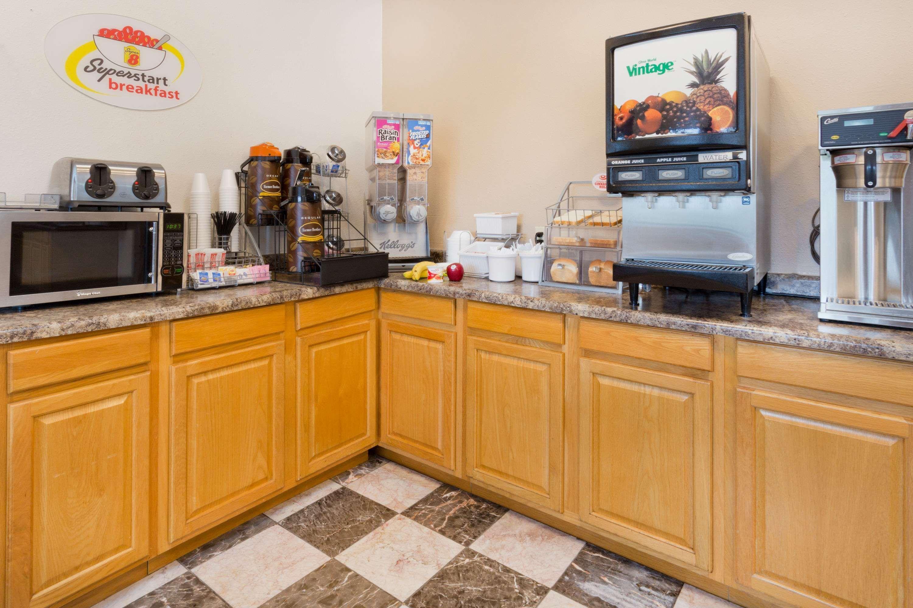 Super 8 By Wyndham Rockford I-90 Casino District Hotel Екстериор снимка