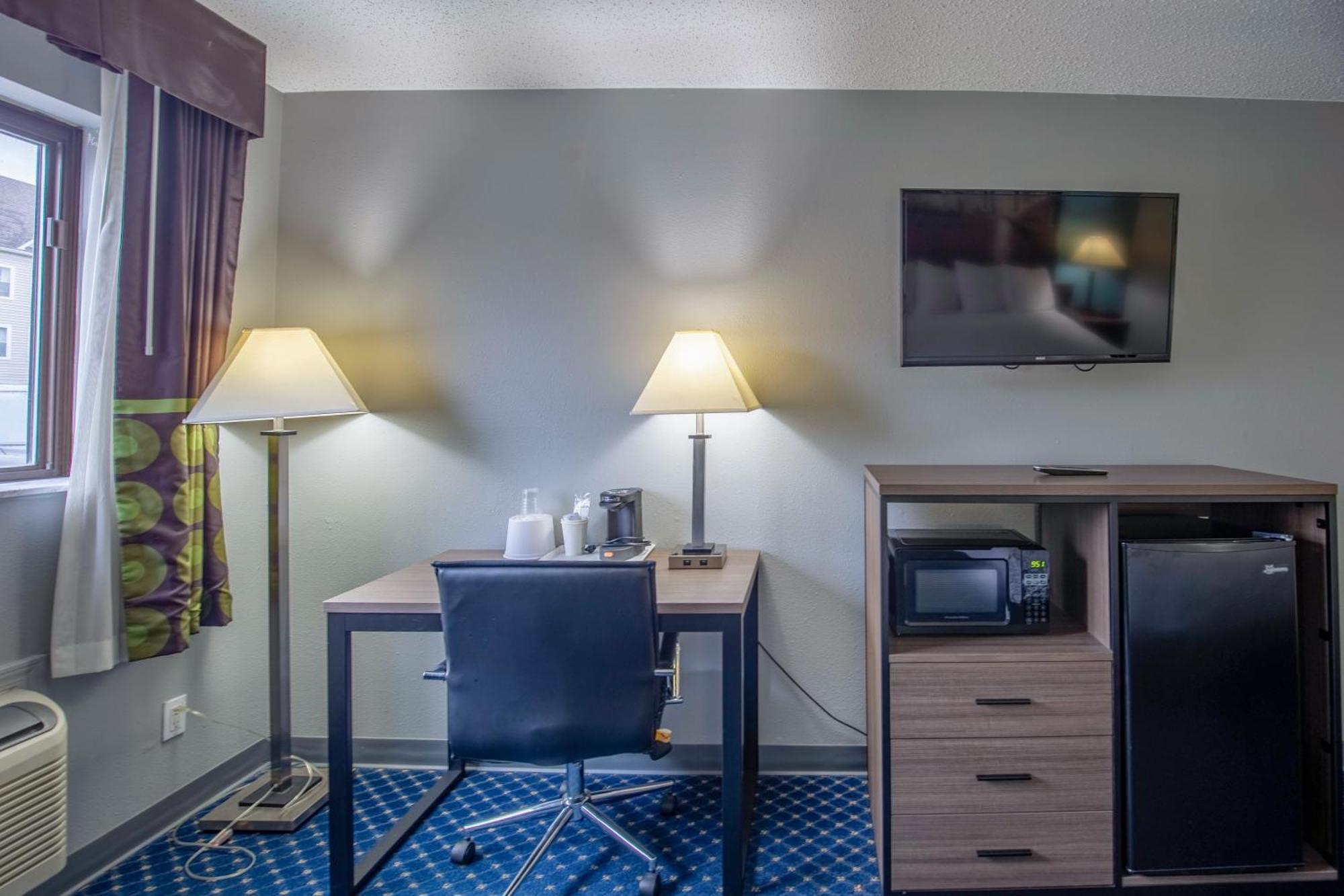 Super 8 By Wyndham Rockford I-90 Casino District Hotel Екстериор снимка
