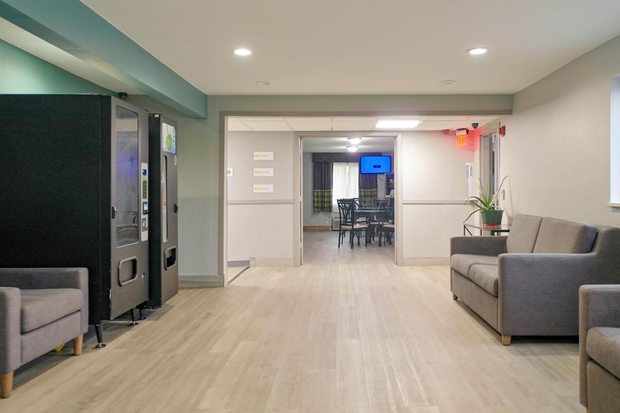 Super 8 By Wyndham Rockford I-90 Casino District Hotel Екстериор снимка