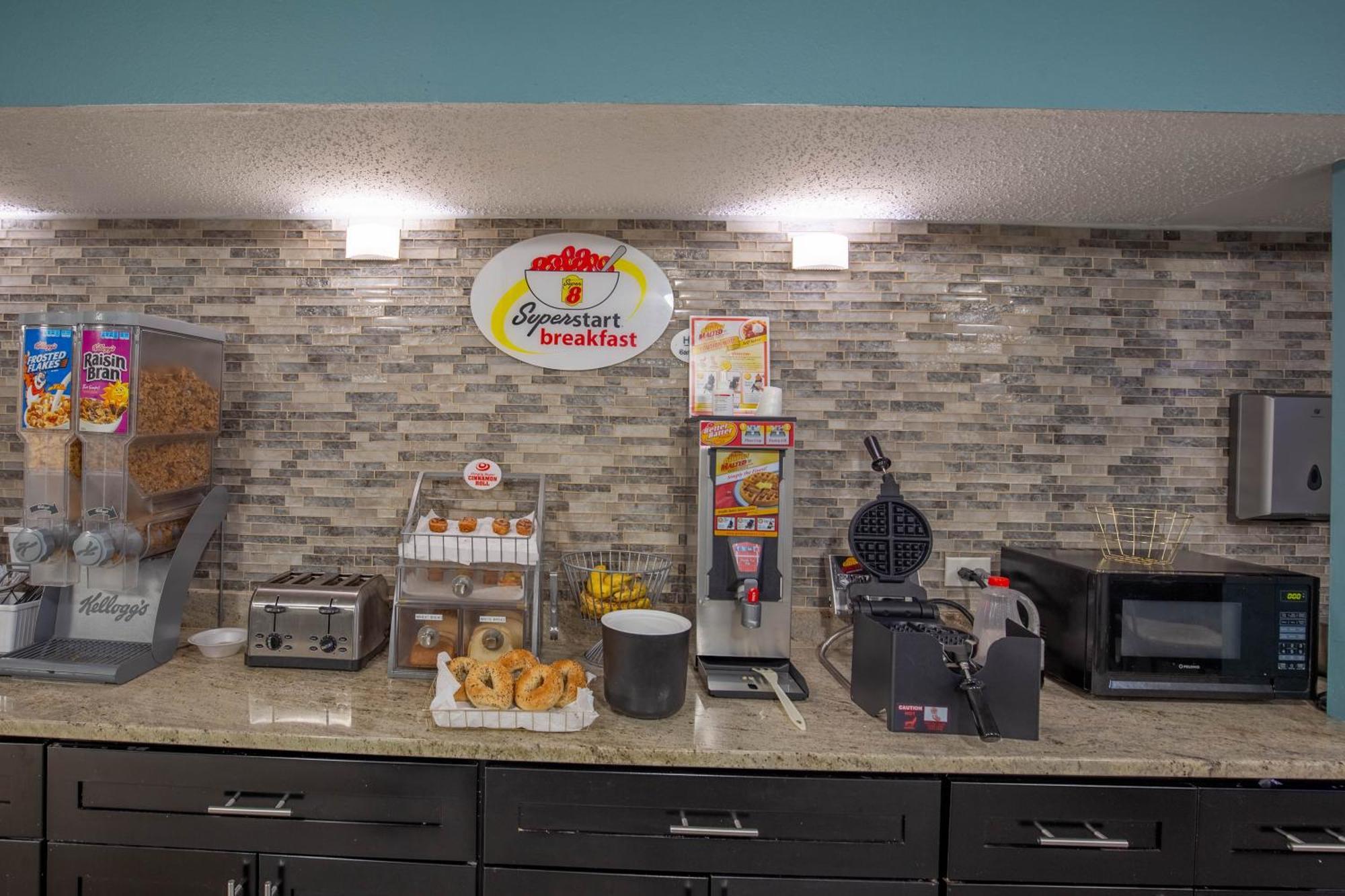 Super 8 By Wyndham Rockford I-90 Casino District Hotel Екстериор снимка