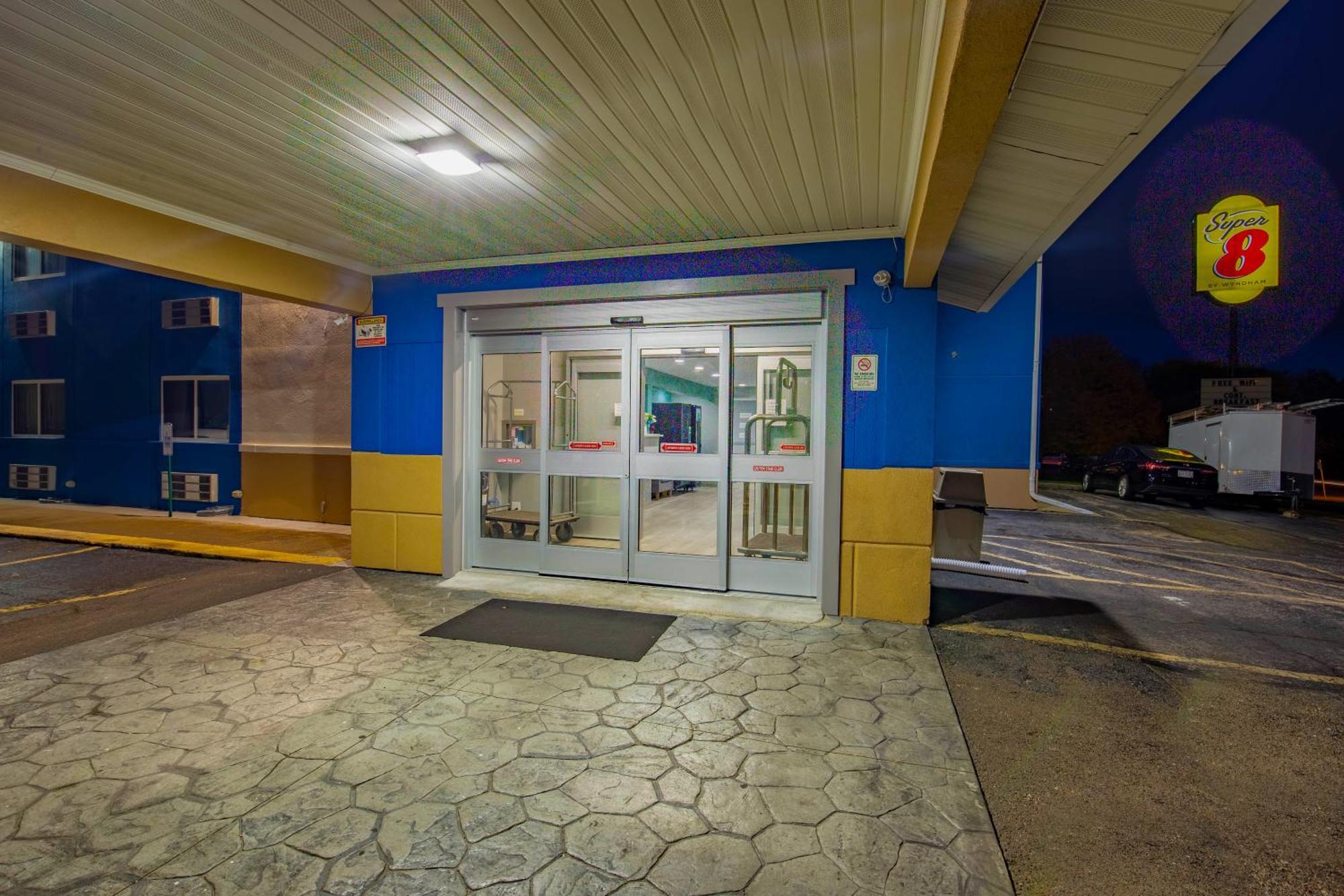Super 8 By Wyndham Rockford I-90 Casino District Hotel Екстериор снимка