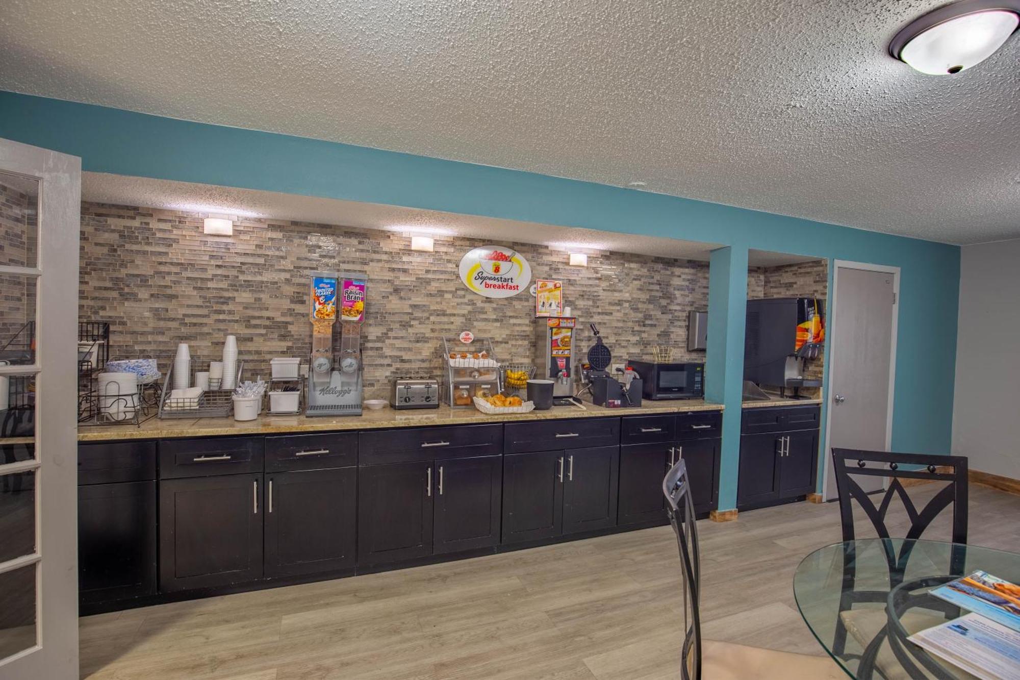 Super 8 By Wyndham Rockford I-90 Casino District Hotel Екстериор снимка