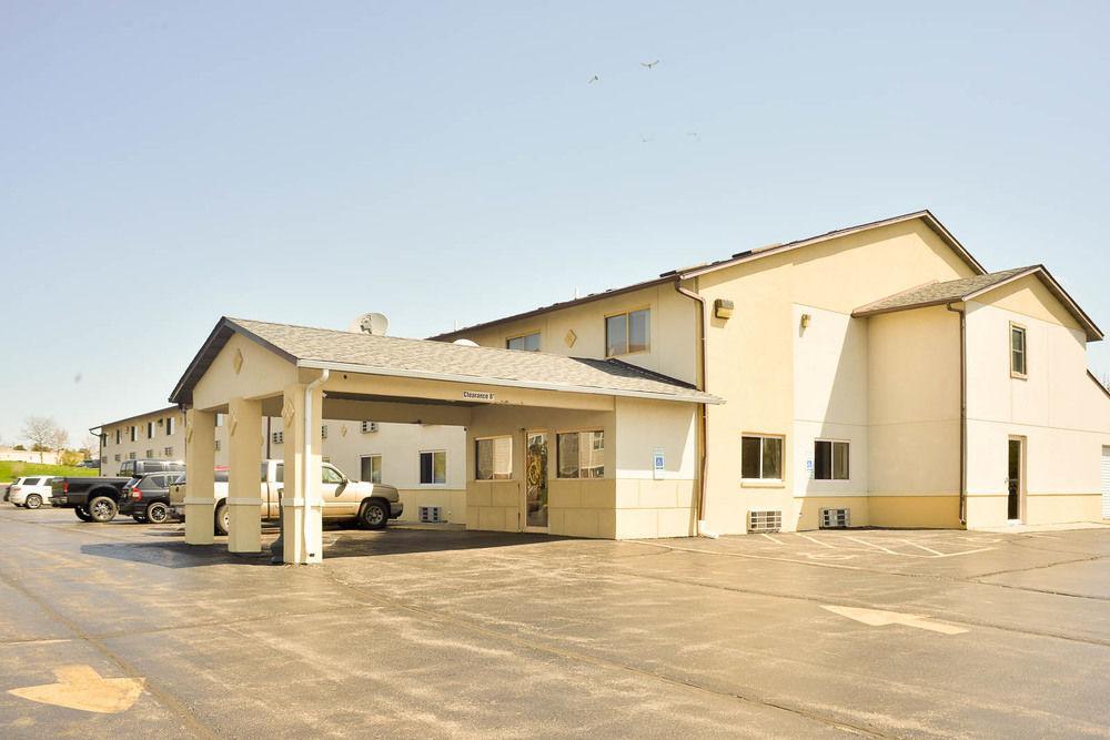 Super 8 By Wyndham Rockford I-90 Casino District Hotel Екстериор снимка